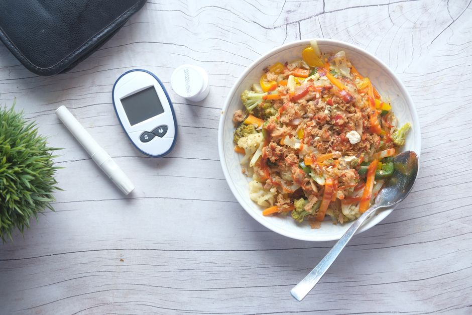 Näringsrik grönsallad bredvid diabetesmätare på träbord