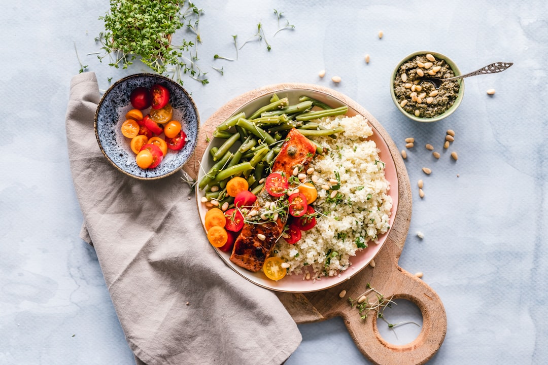 Tallrik med lax och quinoa - näringsrik måltid för hälsosam åldrandet