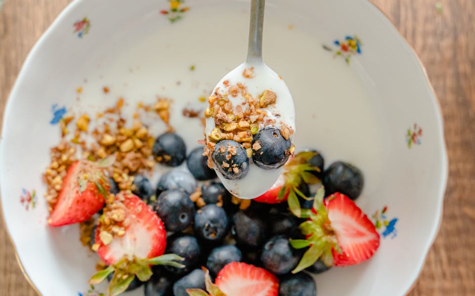 Yoghurtskål med färska frukter och granola - perfekt för en näringsrik vegetarisk frukost