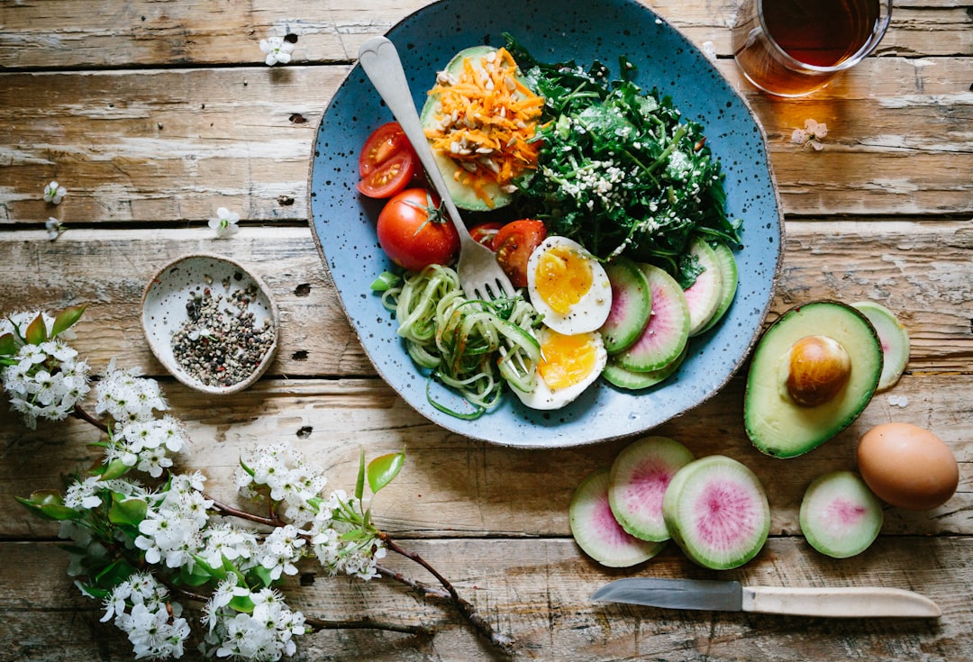 näringsrik tallrik med pocherat ägg, grönsaker och tomater