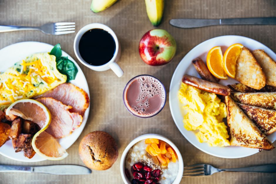Frukost med ägg, frukt, toast och kaffe på bord